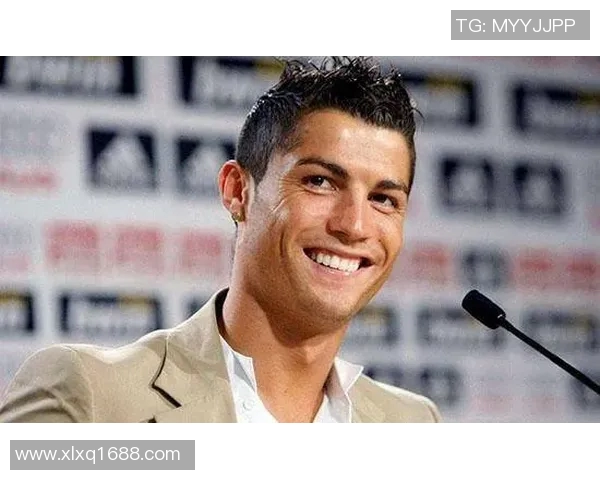 足球场上的小可爱：这位球星的迷人魅力和笑容让人无法抗拒