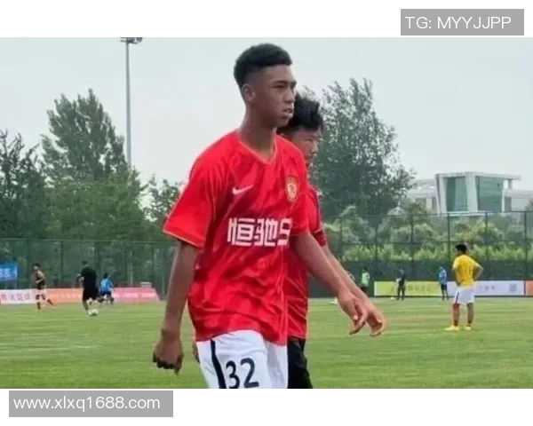 踢足球的混血球星如何突破身份局限成为世界级巨星